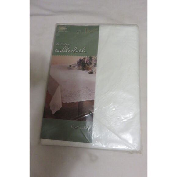 VINTAGE NEW IN PACKAGE HOMETRENDS 60 X 104 VINYL BATTENBERG LACE TABLE CLOTH - Picture 1 of 3
